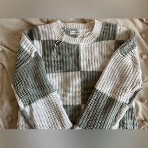 Moon & Madison Green and White Crew Neck Sweater